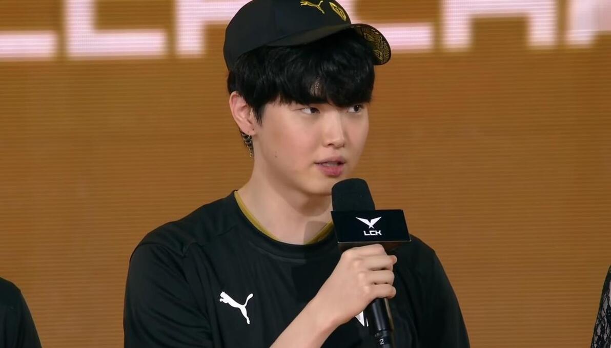 NiKo锤烂桌子 赛后开怀大笑展示众人